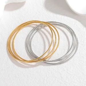 Minimalistische mehrschichtige Metallarmbänder, strukturierte Gold- und Silberringe für Damen im Alltag.