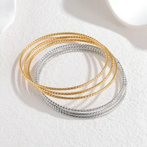 Stapelbare Edelstahl Armreif Set mit schicken strukturierten Oberflächen in Gold und Silber.