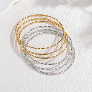 Minimalistisches Metall Armreifen Set, schicke goldene und silberne dünne Armbänder für Damen.