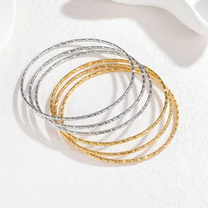 Minimalistisches stapelbares Metall-Armreif-Set, elegante dünne Gold- und Silberarmbänder.