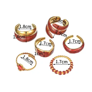 Elegantes Set aus rotem emailliertem Edelstahl Ring mit geometrischem und Klee-Design.