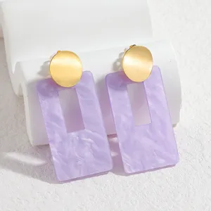 Pendientes geométricos morados chic dopamina, círculo dorado minimalista y rectángulo hueco.