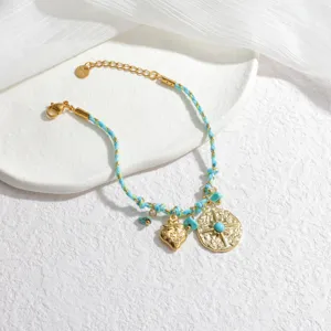 Κoμψό πολύχρωμο πλεκτή βραχιόλι σε boho στιλ με ρετρό νόμισμα ήλιο και κρεμαστό φράουλα.