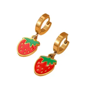 Orecchini a cerchio dorati a forma di fragola con ciondoli in smalto rosso, eleganti per donna.