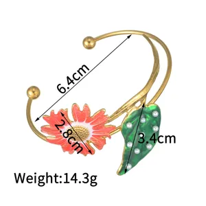 Bracciale aperto in acciaio al titanio con girasole smaltato colorato e foglia di perla.
