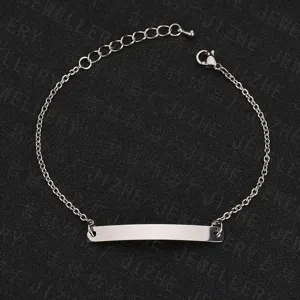 Edler Edelstahl Armband Detailansicht, minimalistisches gebogenes Bar Design mit verstellbarer Kette.