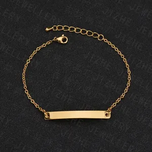 Detailansicht des goldenen Edelstahl Armbands mit Gravurplatte und verstellbarer Verlängerungskette.