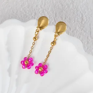 Orecchini pendenti con fiore in cristallo rosa e acciaio inossidabile, dettaglio.