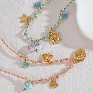 Primo piano dettagliato di collane in corda intrecciata colorata con simpatici ciondoli marini.