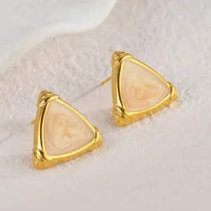 Minimale dreieckige Ohrstecker mit cremefarbenem Emaille und goldfarbenem Metallrahmen für Damen.