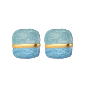 Orecchini geometrici quadrati blu e oro, stile vacanza estiva colorato e alla moda.