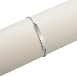 Minimalistisches Edelstahl Platten Armband für Damen, ideal für personalisierte DIY Gravur.