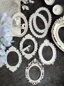 Vista dettagliata di cornici foto bianche goffrate vintage per scrapbooking e fai da te.