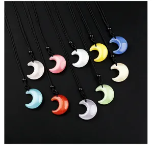 Collar con colgante de media luna de piedra ojo de gato colorida con cuerda trenzada negra.