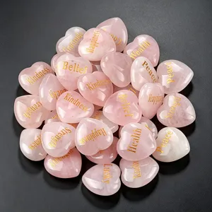 Quartz Rose Naturel Pierre de Souci Forme de Cœur Vœux Familiaux Gravés Remplissage Doré Ornement de Table en Cristal Pierre de Guérison Décoration Maison Cadeau