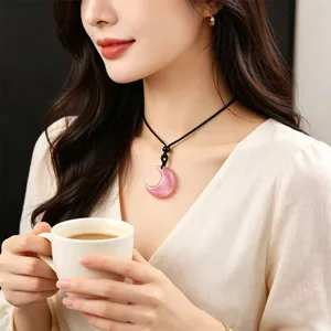 Collar con colgante de luna de ojo de gato rosa con cadena de suéter de cuerda trenzada negra