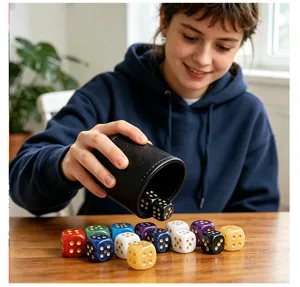 Set di dadi in pietra naturale con bicchiere in pelle nera per giochi da tavolo.