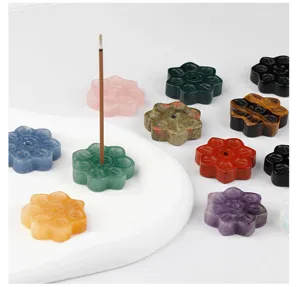 Detalle de soporte de incienso de loto de cristal, adorno de base de piedra natural.