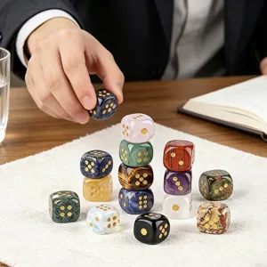 Set di dadi in pietra naturale, dadi arrotondati semipreziosi colorati per giochi da tavolo.