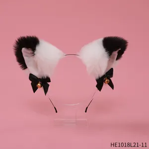 Schwarz-weißer flauschiger Katzenohren-Haarreif Detail, Plüsch-Haarschmuck mit Schleife.