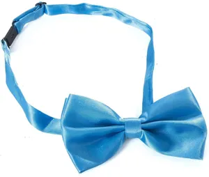 Blaue Satin Fliege Detailaufnahme mit verstellbarem Riemen und praktischem Plastikverschluss.