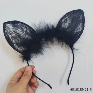 Detailansicht des schwarzen Spitzen-Katzenohren-Haarreifs mit Federn für Kostümpakete.