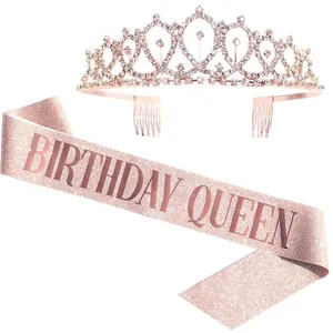 Detailaufnahme des roségoldenen Diadems und der glitzernden Schärpe mit schönen Strasssteinen.