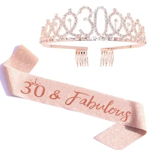 Nahaufnahme des roségoldenen 30. Geburtstag Diadem und glitzernden Schärpe Set für Damen.
