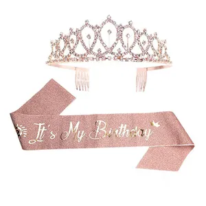 Roségold Geburtstag Tiara und Glitzer Schärpe Set Detail mit funkelnden Strasssteinen für Party.