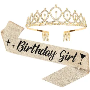 Nahaufnahme Detail der goldenen Strass Geburtstag Tiara und glitzernden Partyschärpe.