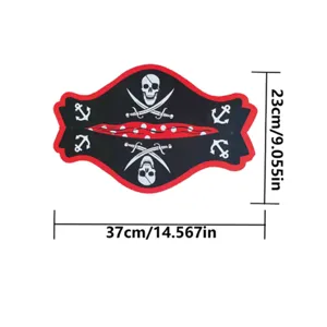 Adesivo murale decorativo a tema pirata di Halloween con design di teschio e ossa incrociate.