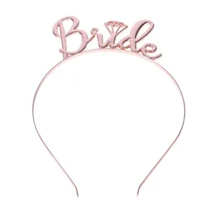Λεπτομερές κοντινό πλάνο στέμνας Bride από ροζ χρυσό μέταλλο, αξεσουάρ για πάρτι κόρης.