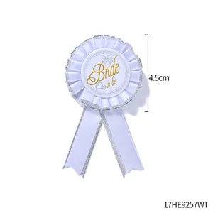 Weiße Braut Rosette Abzeichen Party Dekoration mit goldenem Text für den Junggesellinnenabschied.