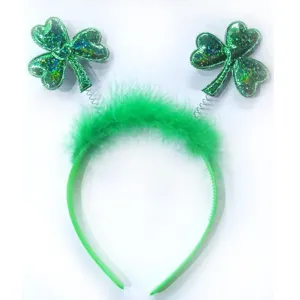 Nahaufnahme Detail des grünen Kleeblatt Feder Haarreif, festliches St. Patrick's Tag Zubehör.
