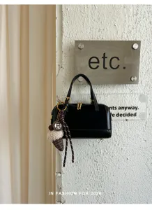 Bolso de mano Boston negro con llavero de helado, elegante bolso cruzado de cuero PU para mujer.