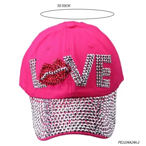 Casquette de baseball rose en strass avec motif lèvres d'amour et visière brillante.