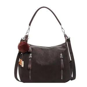 Bolso de hombro vintage marrón de gran capacidad con colgante de pompón para mujer.