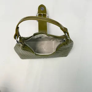 Olivgrüne gewebte Schultertasche Detailansicht oben mit Reißverschluss und Riemen.