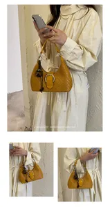 Französische geflochtene Damen Schultertasche, schicke Retro Beuteltasche mit Metallschnalle.