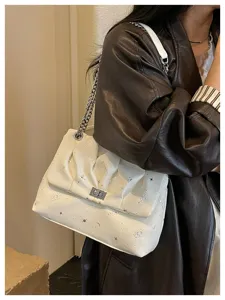 Sac à épaule blanc plissé chic avec imprimé étoiles célestes et bandoulière chaîne stylée.