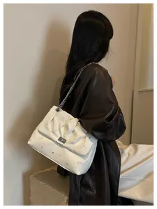 Sac épaule blanc chic avec bandoulière chaîne et imprimé étoiles, fourre-tout élégant.