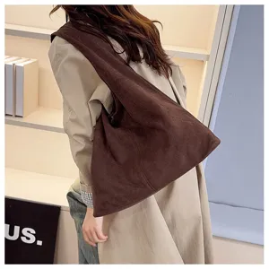 Grand sac porté épaule rétro en suédine marron, fourre-tout chic et décontracté.