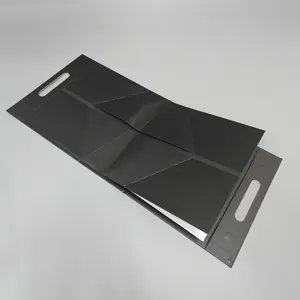 Detaillierte Ansicht der schwarzen faltbaren Dreiecksgeschenkbox mit stabilen Griffen.