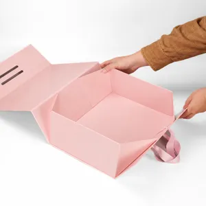 Detailed view of the pink foldable gift box showing assembly and magnetic closure structure.