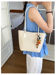 Chique geweven shopper tas voor dames, grote schoudertas met leuke hanger voor de zomer.
