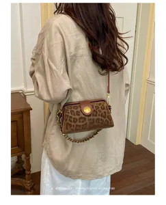 Schicke Damen Umhängetasche mit Leopardenmuster, goldener Kette und Retro-Verschluss.