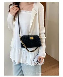 Schicke schwarze Umhängetasche mit Leopardenmuster und Goldkette für modischen Retro-Alltag.