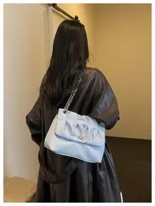 Sac à épaule plissé tendance avec bandoulière chaîne, parfait pour le travail quotidien.