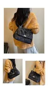 Vue détaillée d'un sac à épaule noir élégant avec motif d'étoiles et bandoulière chaîne.