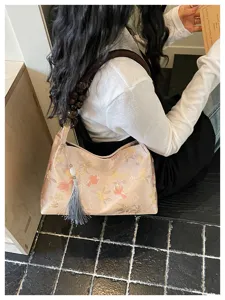 New Chinese style floral print shoulder bag with wooden beaded strap and tassel detail for daily wear.